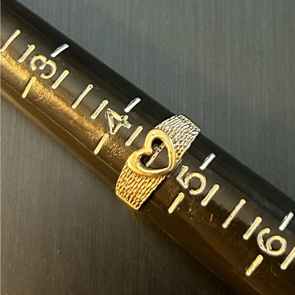 9 carat gold heart design ring.